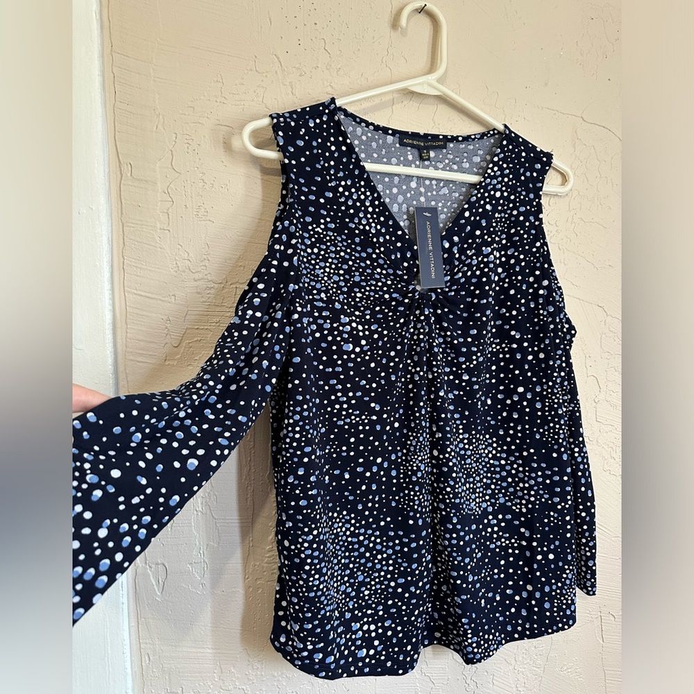 ❤️‍🔥2/$20❤️‍🔥NWT Adrienne Vittadini Size Medium Cold Shoulder Top